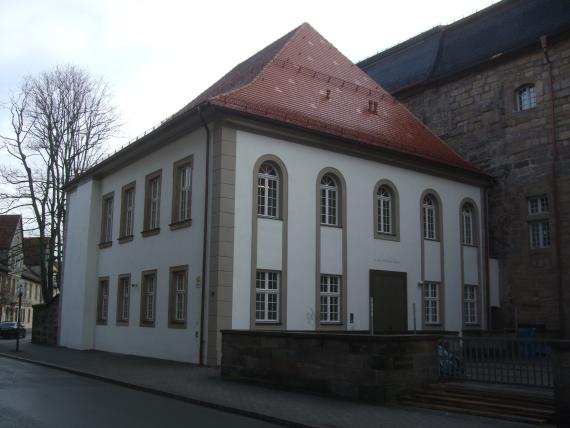 Die Bayreuther Synagoge im Februar 2018 – kurz vor Wiedereinweihung. Bei den Umbaumaßnahmen ab 2014 wurden der Eingang verlegt und die Rundbogenfenster wiederhergestellt.