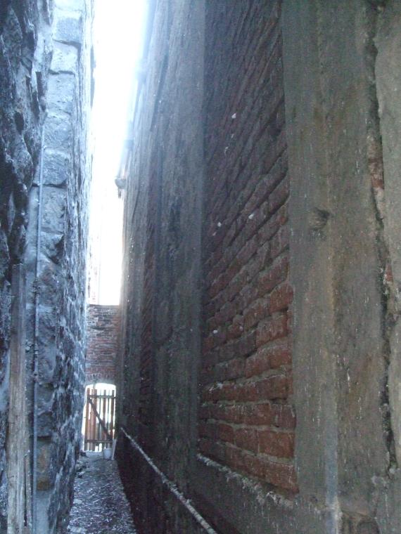 Only a narrow gap separates the synagogue and the Margravial Opera House. This spatial proximity saved both baroque buildings - in 1939 and 1945.