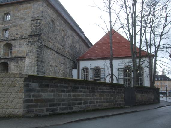 Rückwärtige Ansicht der Bayreuther Synagoge mit benachbartem Opernhaus. Hinter der Mauer (links) befindet sich das neue Ritualbad (Mikwe) von 2013.