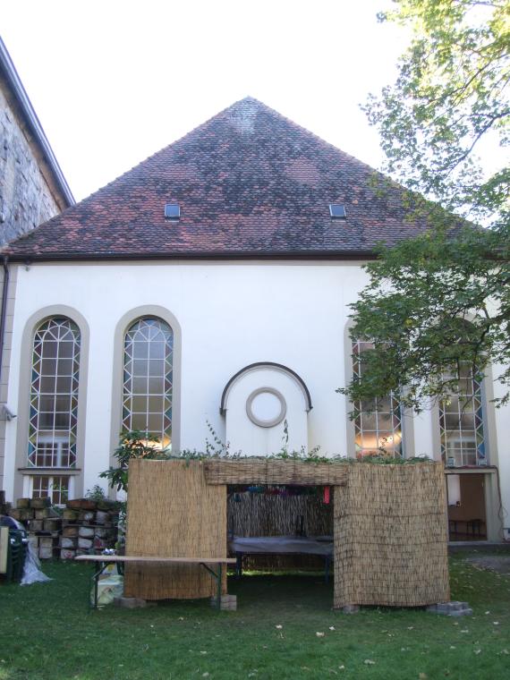 Feiern zum Laubhüttenfest (Sukkot) im Hinterhof der Bayreuther Synagoge im Oktober 2011.