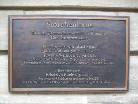 Die Gedenktafel am Haus Ludwigstraße 29 ist eines der wenigen öffentlich sichtbaren Zeichen zur Erinnerung an jüdische Opfer in Bayreuth. Stolpersteine wurden noch nicht verlegt.