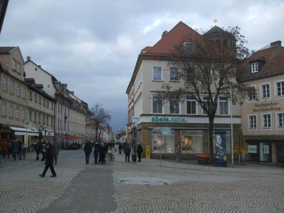 In der Bebauungslücke Ecke Maximilianstraße / Opernstraße fehlt bis heute ein Hinweis auf die Geschichte des Ortes.