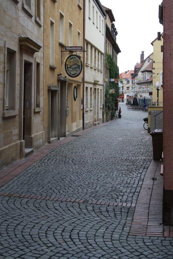 View of the former Judengasse (today von-Römer-Strasse) in the direction of Maximilianstrasse (2012). The course of the medieval city wall (behind the left row of houses) can still be seen in the buildings and curvature.
