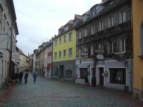 Blick in die von-Römer-Straße Richtung Sophienstraße (2018). Im Mittelalter lebten hier vermutlich auch christliche Familien mit den jüdischen Haus an Haus – letztere allerdings nur zur Miete.