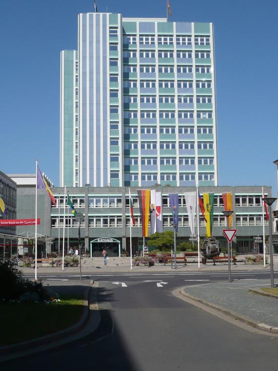 Für den Bau des Neuen Rathauses (heute Luitpoldplatz 13) musste die alte Bebauung rund um den einstigen Altbachplatz weichen. Ein Besuch der Dachterrasse lohnt sich!