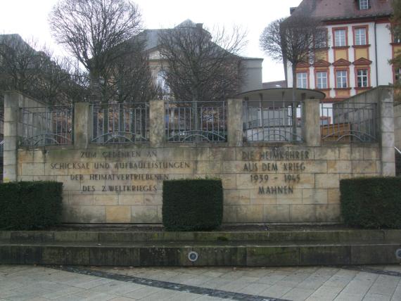 Hier wurde 1995 an der Mauer des Alten Schlosses – in prominenter Lage – ein Denkmal für die „Heimkehrer“ und die „Heimatvertriebenen des 2. Weltkrieges“ errichtet.