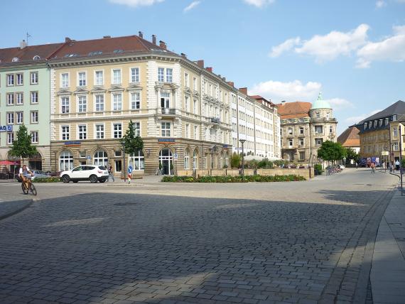 Die Opernstraße gilt auch heute noch als eine der besten Geschäftsadressen Bayreuths. Im Eckhaus Luitpoldplatz 2 (links) befand sich der Wäscheausstatter Reinauer. 