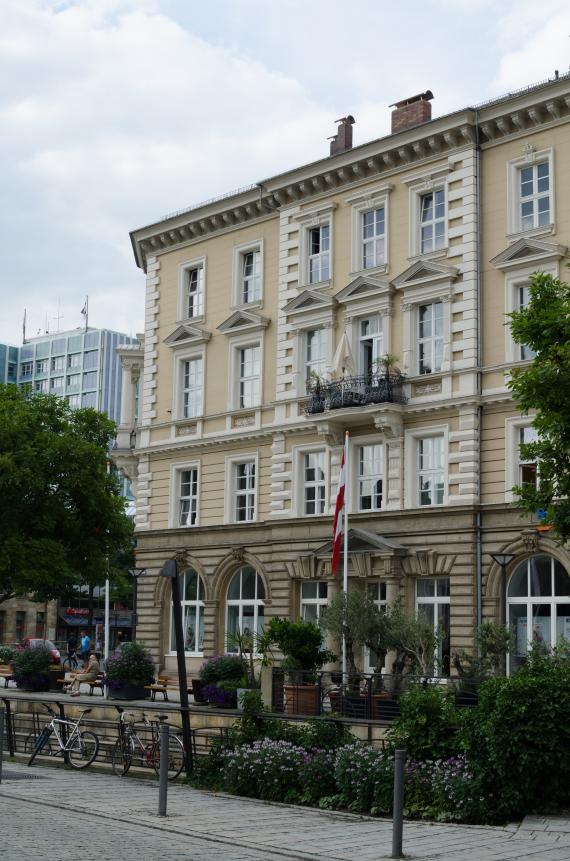 Das repräsentative Bürgerhaus Luitpoldstraße 2 lag genau gegenüber des 1933-36 errichteten „Hauses der Deutschen Erziehung“ (Luitpoldstraße 5). 1938 musste die jüdische Familie Reinauer ihr Geschäftslokal samt Wohnung aufgeben.