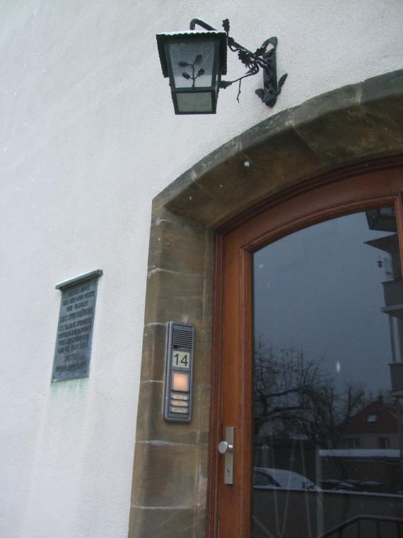 The entrance is somewhat hidden on the side. Next to it a commemorative plaque - rather unusual for a residential house.