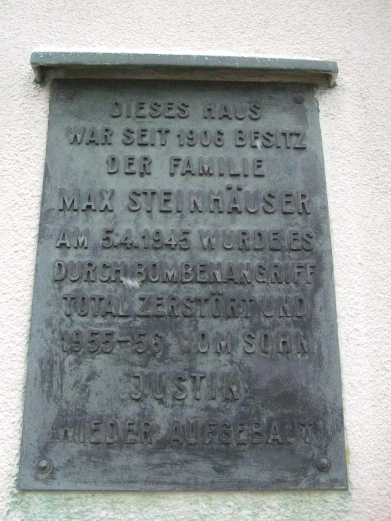 Gedenktafel am Haus Schillerstraße 14. Am 5. April 1945 beim ersten Bombenangriff der US Air Force auf den nahegelegenen Bahnhof wurde es total zerstört.