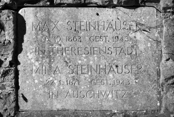 The memorial plaque for Max and Mina Steinhäuser was embedded in the western wall of the Bayreuth Jewish Cemetery after the end of the war. The couple had been deported with the second Bayreuth transport on 12.01.1942.
