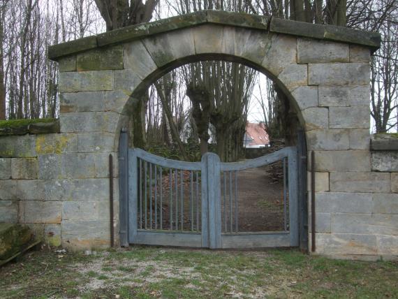 Der eigentliche Eingang liegt an der südöstlichen Seite (rechts an der Trauerhalle vorbei). Ein Besuch ist nur in Absprache mit der Gemeinde möglich.