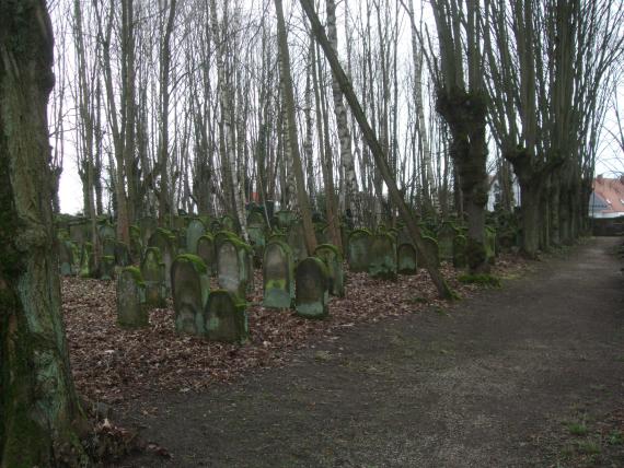 On the left side there are mostly graves from the 19th century (view from southeast). They also already bear German inscriptions.