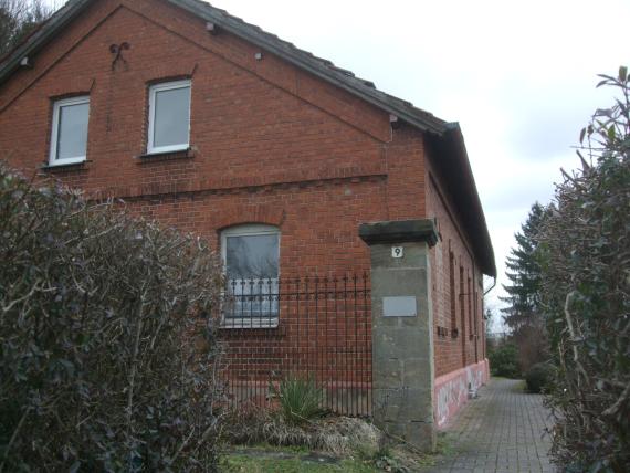 Das Friedhofswärter-Haus an der Nürnberger Straße 9 diente nach dem Novemberpogrom 1939 als Not-Synagoge. Am Eingang ist keinerlei Hinweis auf den Jüdischen Friedhof zu finden.