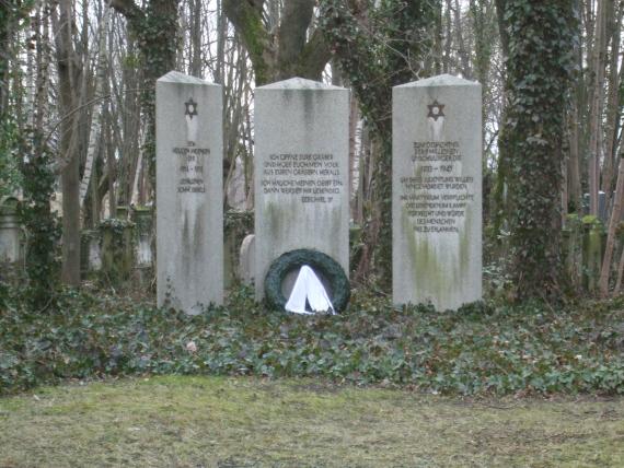 Seit 1995, fünfzig Jahre nach Kriegsende, ehrt ein Mahnmal die Opfer der Israelitischen Kultusgemeinde Bayreuth mit einem Zitat aus Hesekiel 37 (Blick von Südwesten).