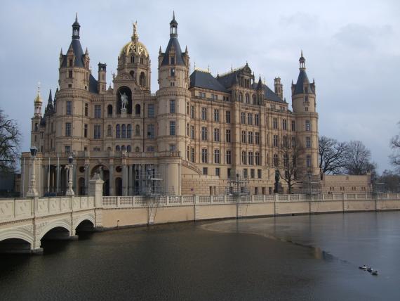 Das Schweriner Schloss von 1845/57, heute Sitz des Landtages, gilt als eines der Hauptbauwerke des romantischen Historismus. Hier begann vor gut 1.000 Jahren die Entwicklung der Stadt.