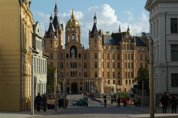 Within sight of the ducal castle, at the beginning of the former Burgstraße (today Schloßstraße), was the "big Jewish house" of the Hinrichsen family with the first Schwerin synagogue after 1671.