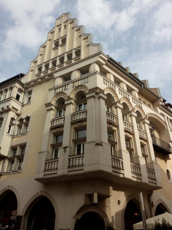 Café Prag on the corner of Schloßstraße and Puschkinstraße is now part of Schwerin's streetscape. To the left of it was the popular Stern Inn from 1819-48. The historic building was demolished in 1978.
