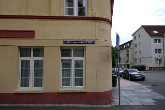 In 2010, the beginning of Schlachterstrasse - from Grosse Moor to the Jewish Community buildings (Nos. 3-5) - was renamed Landesrabbiner-Holdheim-Strasse.