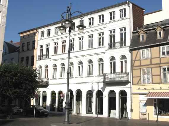 Since the reconstruction of the Schwerin department store Louis Kychenthal in 1930, the exterior of the house Am Markt 4/5 has remained almost unchanged. On June 10, 1939, the forced sale to the "Ariseur" Bernhard Knop was sealed. During the retransfer in 1996, his heirs did not show much willingness to cooperate.