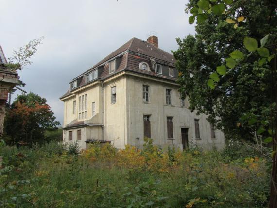 Villa Hammerstein at Weinbergstraße 1 in 2012. The property had lain fallow since the end of 1992, and in 1996 it was transferred back to the community of heirs in New York.