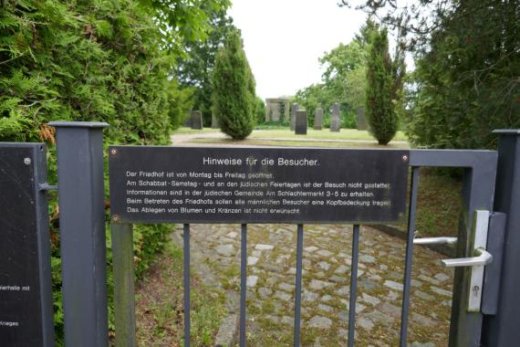 Eingangstor zum nördlichen Teil des alten Jüdischen Friedhofes (Am Heidensee 1). Der Schlüssel ist über die Jüdische Gemeinde (Landesrabbiner-Holdheim-Straße 3-5) erhältlich.