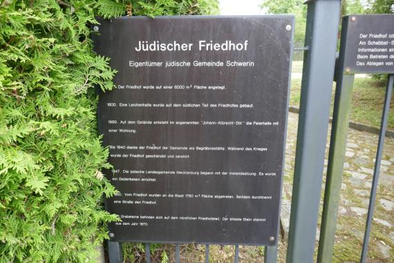 Hinweistafel zur Geschichte des alten Jüdischen Friedhofes.