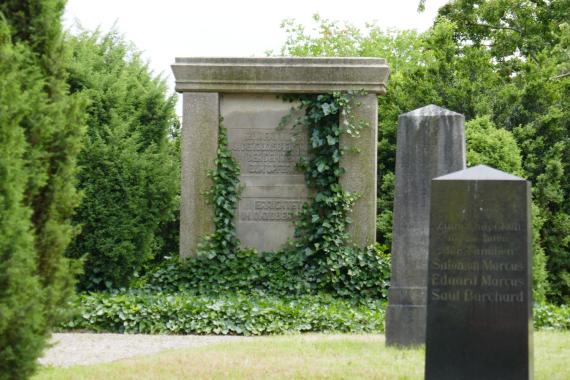 The memorial stone of the Jewish Community of Mecklenburg from October 1948 reminds - with German and Hebrew inscription - of the complete devastation of the cemetery by the Wehrmacht in the last days of the war in 1945.