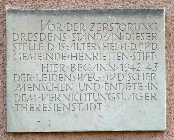 Gedenktafel mit Inschrift: "Vor der Zerstörung Dresdens stand an dieser Stelle das Altersheim d. jüd. Gemeinde Henrietten-Stift. Hier begann 1942-43 der Leidensweg jüdischer Menschen und endete in dem Vernichtungslager Theresienstadt."