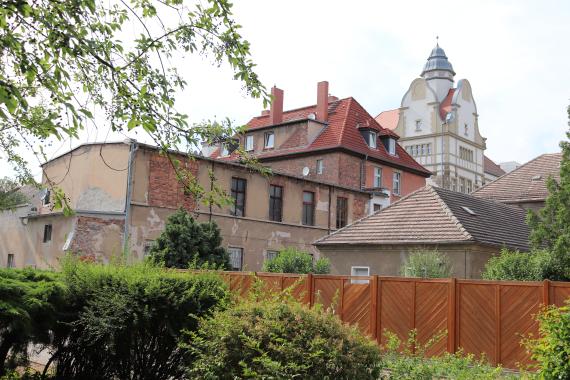 Blick von der Wallstraße auf das 1945 neu begründete Dessauer „Philanthropin“. 1774 am Neumarkt eröffnet, befand es sich von 1777/80 bis 1793 im Palais Dietrich (Zerbster Straße 35).