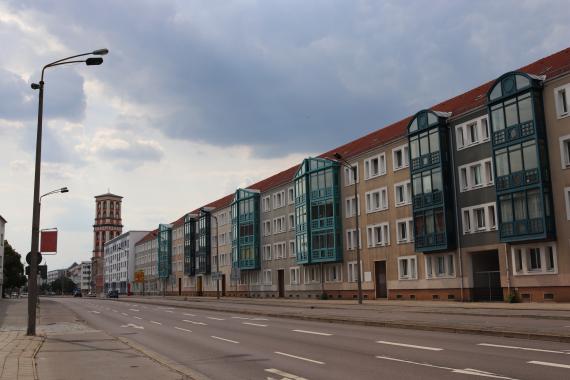 Der Neubaublock Askanische Straße 8-18 wurde 1952 auf den Trümmern der Bombennacht vom 7.3.1945 erbaut, die Straßenfront um einige Meter zurückverlegt.