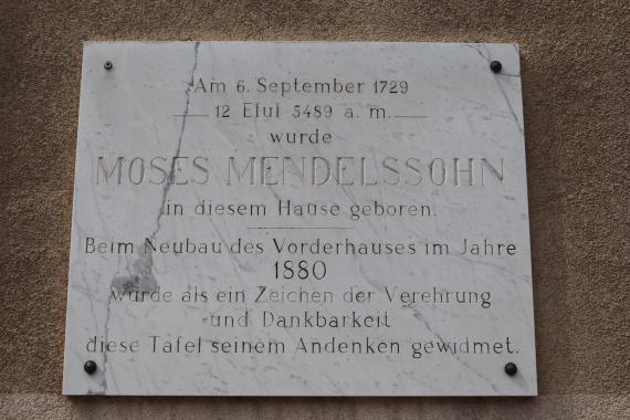 In 1979, the old marble plaque from 1880 was attached to the new building. A first cast-iron memorial plaque had been donated by the Cohn family in 1833.