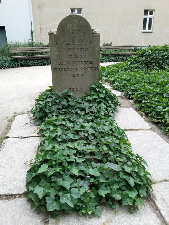 Auf Mendelssohns (viertem) Grabstein in der Großen Hamburger Straße, Berlin-Mitte, wird er als „der Weise, Rabbi Mosche aus Dessau“ bezeichnet.