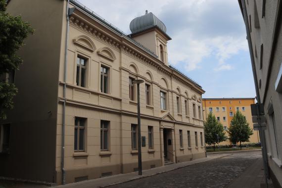 Das heutige Rabbinerhaus wurde 1889 auf den Grundstücken Schulstraße 9/10 erbaut. Pogromnacht und Krieg überstand es wie durch ein Wunder.