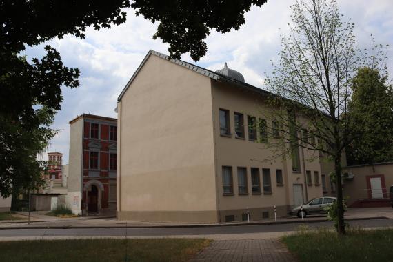 Hinter dem Rabbinerhaus (heute Parkplatz) befand sich bis 1907 die alte Synagoge. Sie durfte weder öffentlich zu sehen sein noch die Traufhöhe überschreiten.