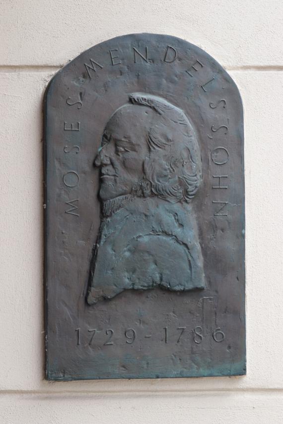 Im Eingangsbereich des Rabbinerhauses wurde schon 1989 eine Gedenktafel für Moses Mendelssohn angebracht. 