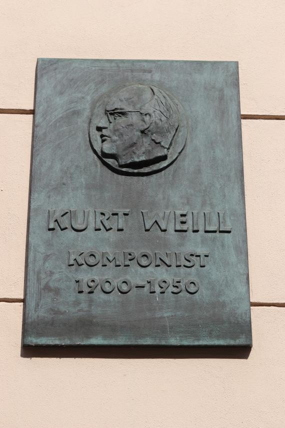 Links vom Eingang erinnert eine zweite Tafel an den in Dessau geborenen Komponisten Kurt Weill (1900-50), den Sohn des ehemaligen Kantors.