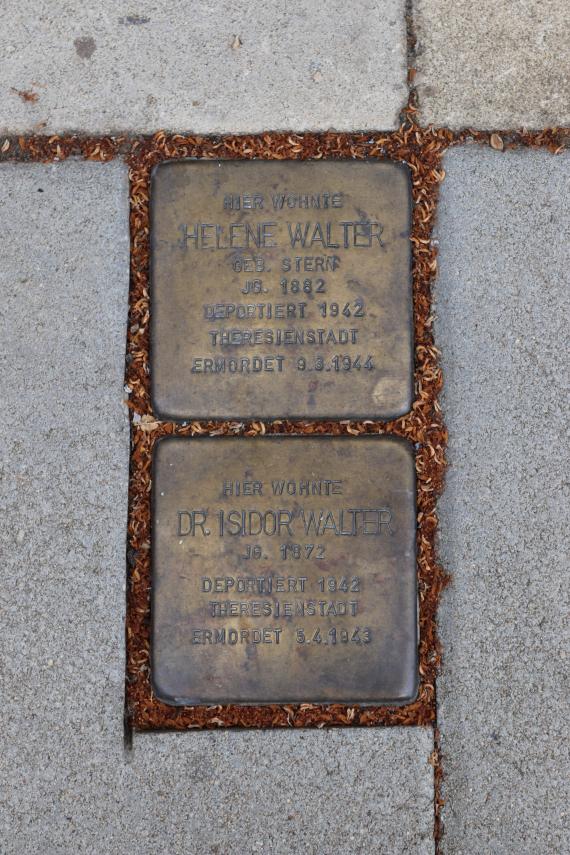Dr. Isidor Walter fungierte von 1900-39 als letzter Dessauer und damit Anhaltischer Landesrabbiner. 1942 wurde er mit seiner Frau Helene von Berlin nach Theresienstadt deportiert.