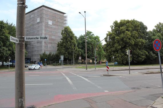 Neue Synagoge und Gemeindehaus (ehem. Steinstraße 11/14) befanden sich etwa am Ort des 1963 erbauten Hochhauses Askanische Straße 5 (hinten links). 