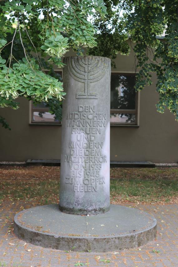 Am 9.11.1988 wurde an der Askanischen Straße eine Gedenkstele errichtet: „Den jüdischen Männern, Frauen und Kindern, die dem Naziterror von 1933 bis 1945 zum Opfer fielen“.
