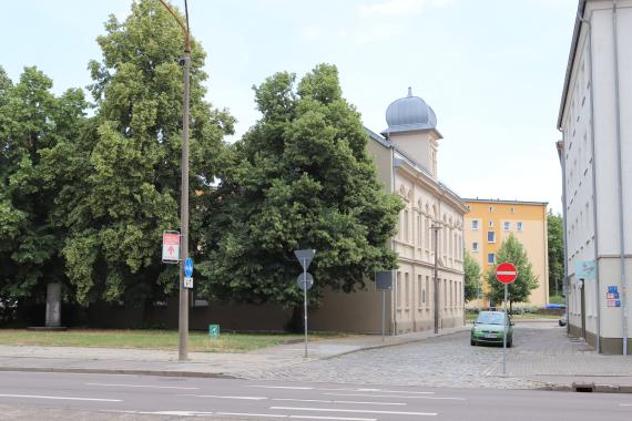 Auf der Grünfläche an der Askanischen Straße / Ecke Kantorstraße 1 ist ein Synagogenneubau geplant.