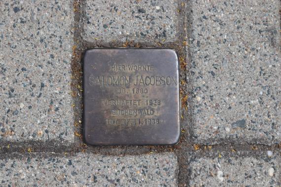 Der Dessauer Großhandelskaufmann Salomon Jacobson, zuletzt Sekretär der Jüdischen Gemeinde in der Steinstraße, wurde im Novemberpogrom nach Buchenwald verschleppt, wo er am 27.11.1938 starb.