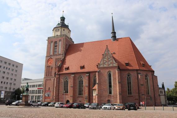Die Dessauer Marienkirche wurde am 7.3.1945 bis auf die Umfassungsmauern und den Turm zerstört. 1983 wurde die Ruine der Stadt Dessau übereignet und ab 1989 rekonstruiert.