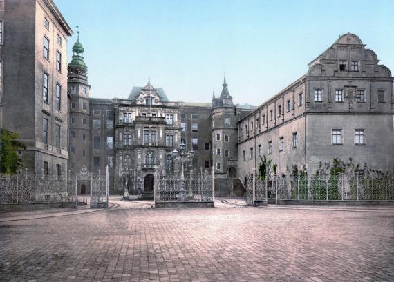 Historische Ansicht der Dessauer Schlossanlage (um 1890-1905). Am 7. März 1945 wurde sie nahezu vollständig zerstört, die Ruinen später gesprengt – mit Ausnahme des Westflügels.