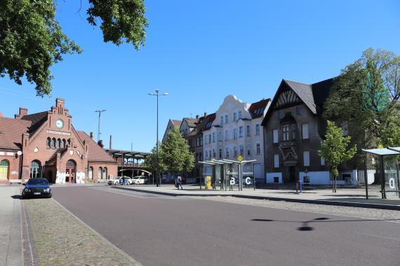 The station forecourt was redesigned starting in 2010 - the traces of war, destruction and decay are still clearly visible on the buildings around it.