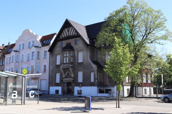 Im Haus Gröperstraße 1a (rechts) ist seit 1968 die „Synagogen-Gemeinde zu Magdeburg“ zu Hause. Der Betsaal befindet sich im Erdgeschoss.