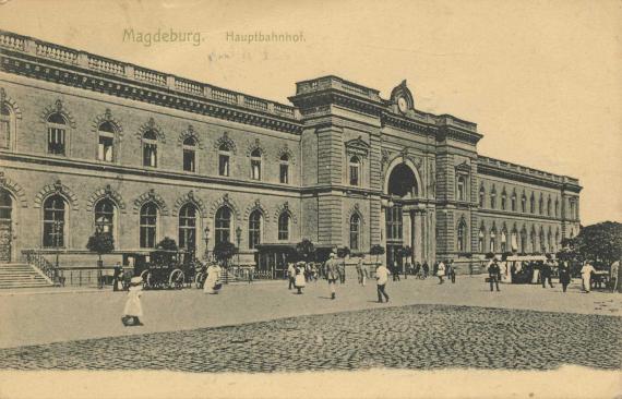From 1870, Magdeburg's rail lines were moved from the banks of the Elbe to the west side of the old town, where the new "Centralbahnhof" was opened in 1873 (hist. postcard from 1907).