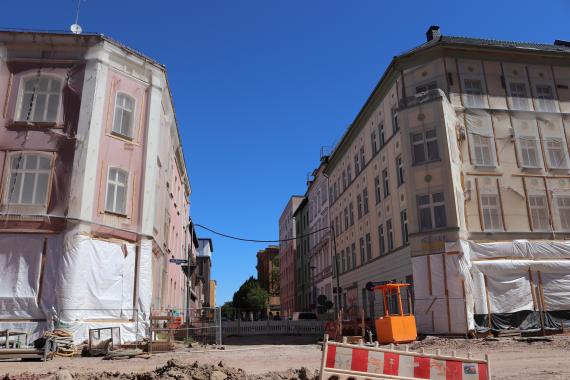 An der Nordseite der Ernst-Reuter-Allee / Ecke Brandenburger Straße hat sich die historische Bebauung erhalten. Rechts das ehemalige Hotel „Grüner Baum“.