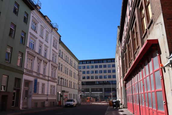 Der Name „Alte Wache“ bezieht sich auf die „Alte Feuerwache Mitte“ im Haus Brandenburger Straße 11, genau gegenüber (Blick Richtung Süden).