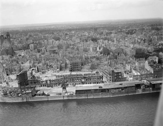 Nach dem Luftangriff vom 16.1.1945 lag nahezu die gesamte Magdeburger Altstadt in Trümmern (Blick von der Elbe Richtung Westen, ganz links die Ruine der Sankt-Johannis-Kirche).